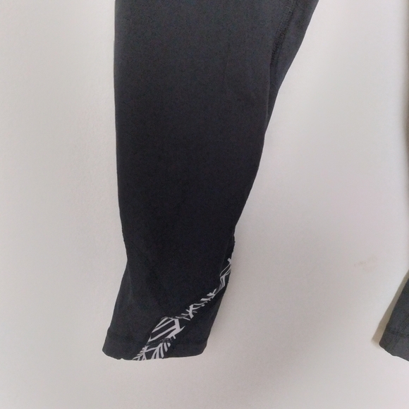 Lululemon Black and White Inspire Cropped Leggings Size 4 - Picture 4 of 9